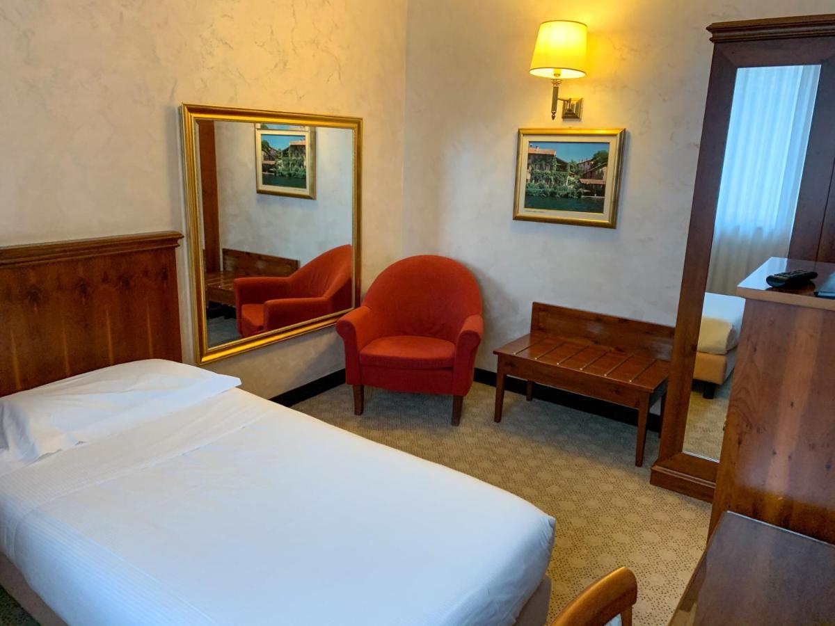 Scia' On Martin Hotel Buscate Kültér fotó